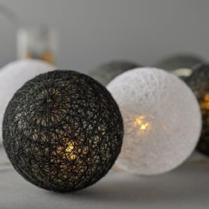 ΣΕΙΡΑ, 10 LED 5mm, ΛΕΥΚΕΣ, ΓΚΡΙ & ΜΑΥΡΕΣ ΥΦΑΣΜΑΤΙΝΕΣ ΜΠΑΛΕΣ 6cm, ΜΠΑΤΑΡΙΑΣ 2xAA, ΧΡΟΝΟΔΙΑΚΟΠΤΗ, ΔΙΑΦΑΝΟ PVC ΚΑΛΩΔΙΟ, 10 ΘΕΡΜΑ ΛΕΥΚΑ LED ΑΝΑ 10cm, ΠΡΟΕΚΤΑΣΗ ΠΑΡΟΧΗΣ 30cm, IP20 - Image 1