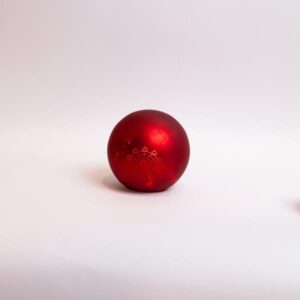ΓΥΑΛΙΝΗ ΔΙΑΚΟΣΜΗΤΙΚΗ ΜΠΑΛΑ, ΚΟΚΚΙΝΗ ΜΑΤ, ΦΩΤΙΖΟΜΕΝΗ, ΜΕ ΛΟΥΝΑ ΠΑΡΚ, 15cm - Image 1