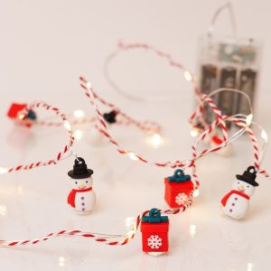 ΣΕΙΡΑ, 20 MINI LED, ΧΙΟΝΑΝΘΡΩΠΟΣ & ΚΟΥΤΙ ΔΩΡΟΥ, ΜΠΑΤΑΡΙΑΣ 3xAA, ΧΡΟΝΟΔΙΑΚΟΠΤΗ, ΚΟΚΚΙΝΟ & ΛΕΥΚΟ ΧΑΛΚΙΝΟ ΚΑΛΩΔΙΟ, ΘΕΡΜΟ ΛΕΥΚΟ LED ΑΝΑ 10cm, ΠΡΟΕΚΤΑΣΗ ΠΑΡΟΧΗΣ 30cm, IP20 - Image 1