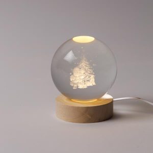 ΦΩΤΙΖΟΜΕΝΗ ΜΠΑΛΑ 8cm, ΧΡΙΣΤΟΥΓΕΝΝΙΑΤΙΚΗ ΣΧΕΔΙΟ, ΑΓΙΟΣ ΒΑΣΙΛΗΣ ΜΕ ΧΡΙΣΤΟΥΓΕΝΝΙΑΤΙΚΟ ΔΕΝΤΡΟ, USB, 6 ΘΕΡΜΑ ΛΕΥΚΑ SMD LED, BΑΣΗ 7cm, ΠΡΟΕΚΤΑΣΗ ΠΑΡΟΧΗΣ 70cm, IP20 - Image 1